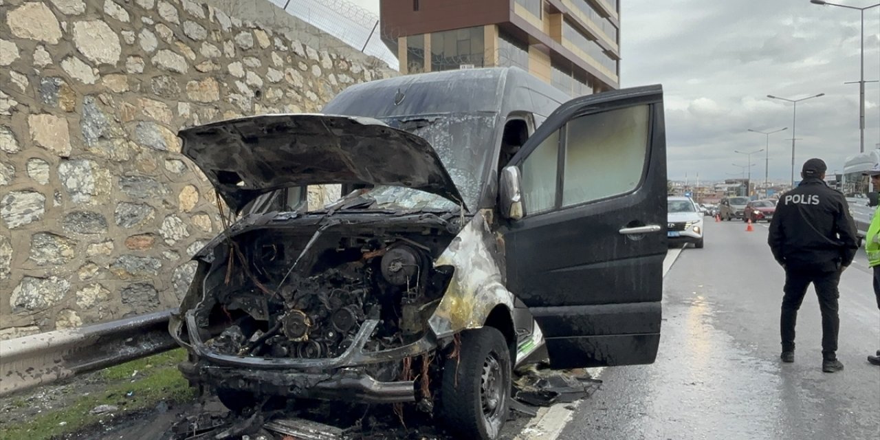 Pendik'te seyir halindeki servis minibüsü yandı