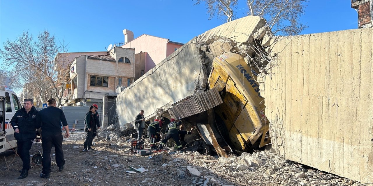 Uşak'ta bina yıkım sırasında iş makinesinin üzerine çöktü