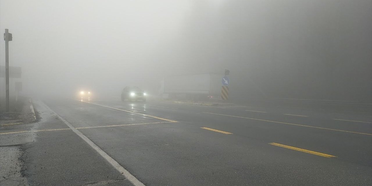 Bolu Dağı'nda sis görüş mesafesini düşürdü