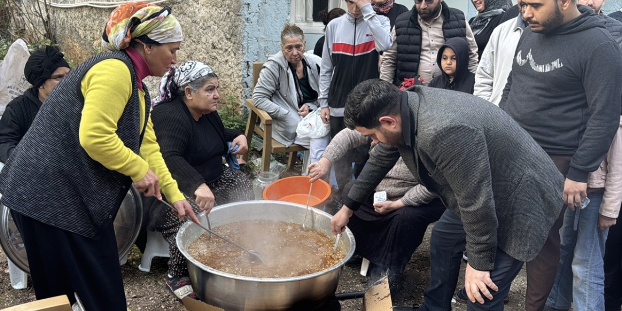 Adana'da vatandaşlar Ferdi Tayfur için helva dağıttı