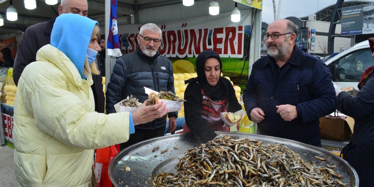 Kocaeli'de düzenlenen festivalde 2 ton hamsi tüketildi