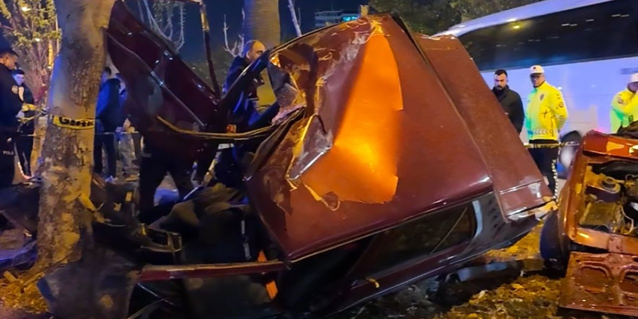 Adana'da ağaca çarpan otomobilin sürücüsü öldü, 2 kişi yaralandı