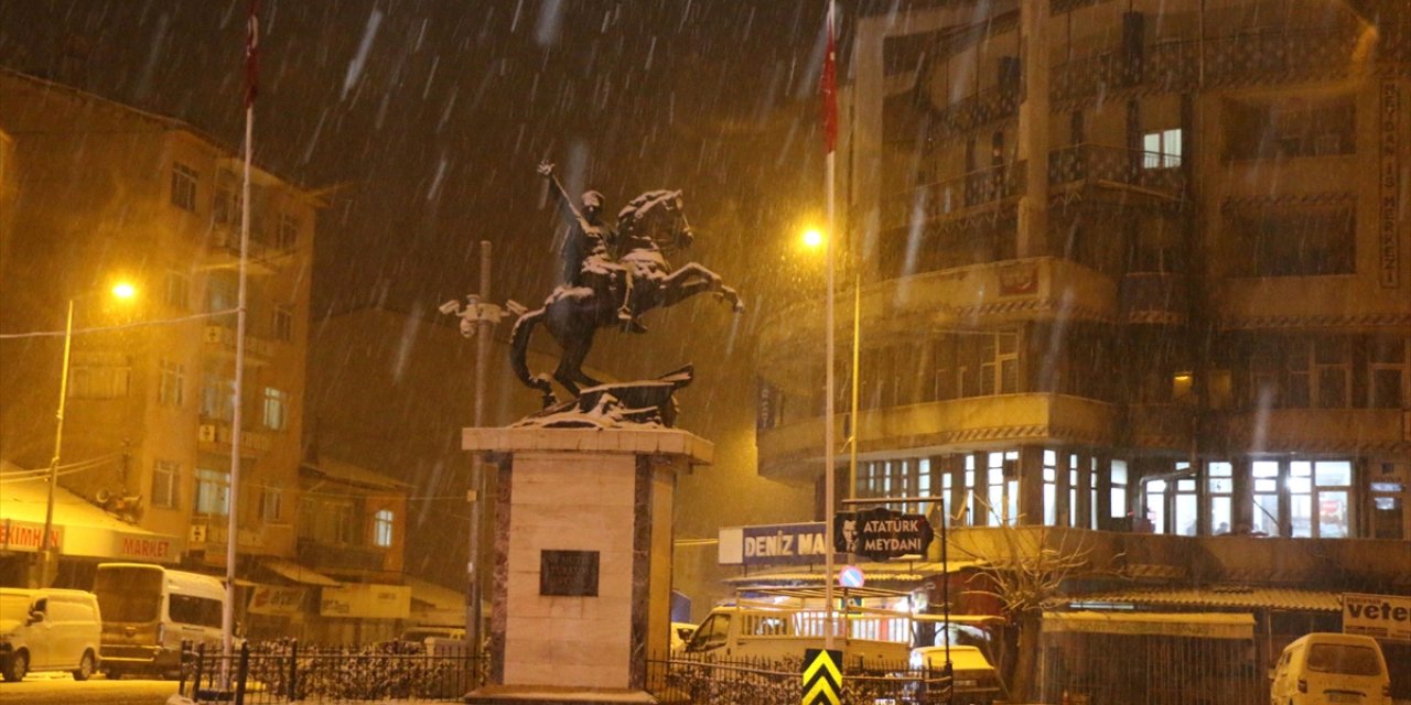 Malatya'nın Hekimhan ilçesinde kar yağışı etkili oldu