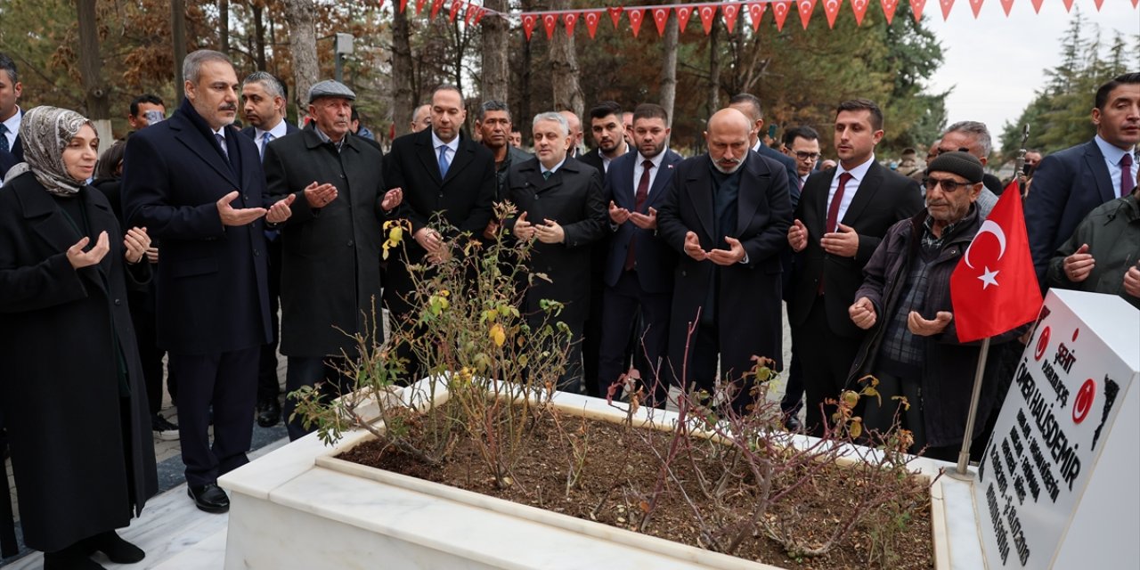 GÜNCELLEME - Dışişleri Bakanı Fidan, Niğde'de şehit Ömer Halisdemir'in babasıyla görüştü