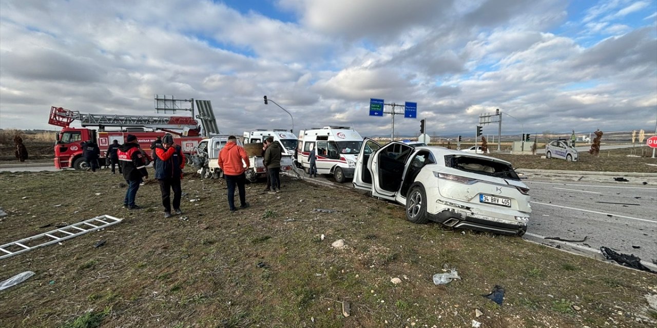 Kırklareli'nde otomobil ile kamyonetin çarpıştığı kazada 1 kişi öldü, 6 kişi yaralandı