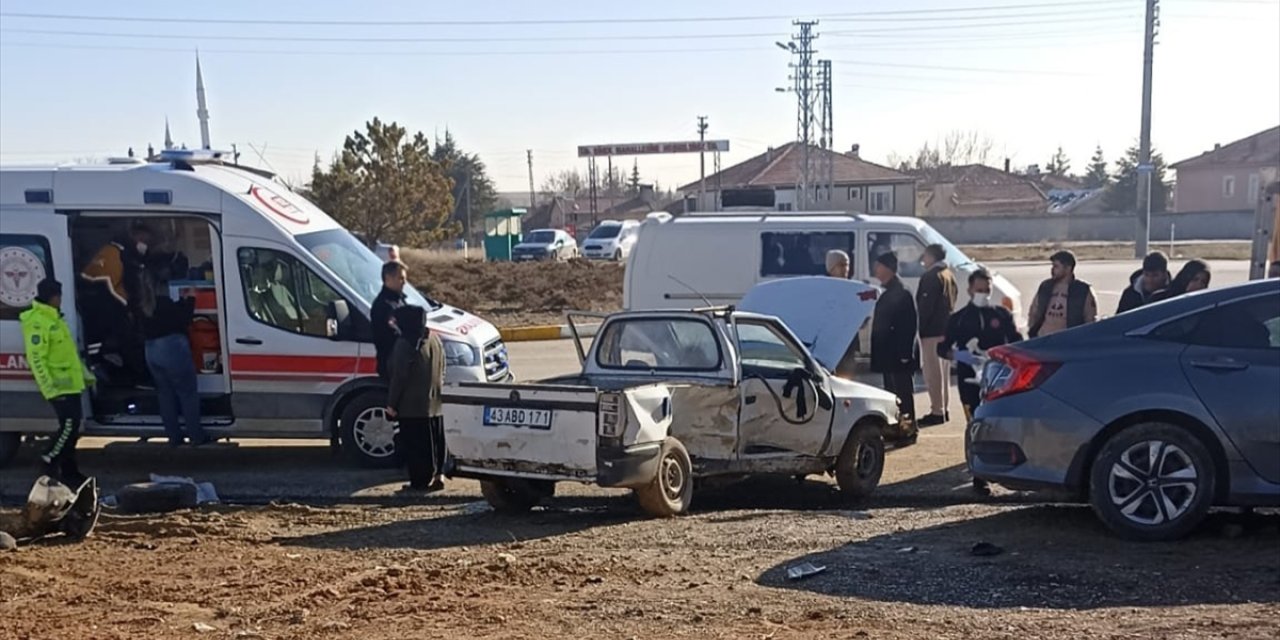 Konya'da otomobille kamyonetin çarpışması sonucu 5 kişi yaralandı