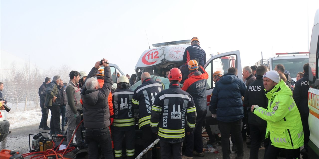 Erzurum'da ambulansların karıştığı iki kazada 6'sı sağlık çalışanı 8 kişi yaralandı