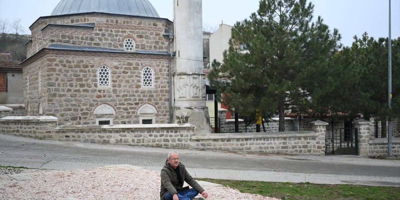 Edirne'de mahalle muhtarı hizmet binası inşa edilmesi talebiyle oturma eylemi yaptı