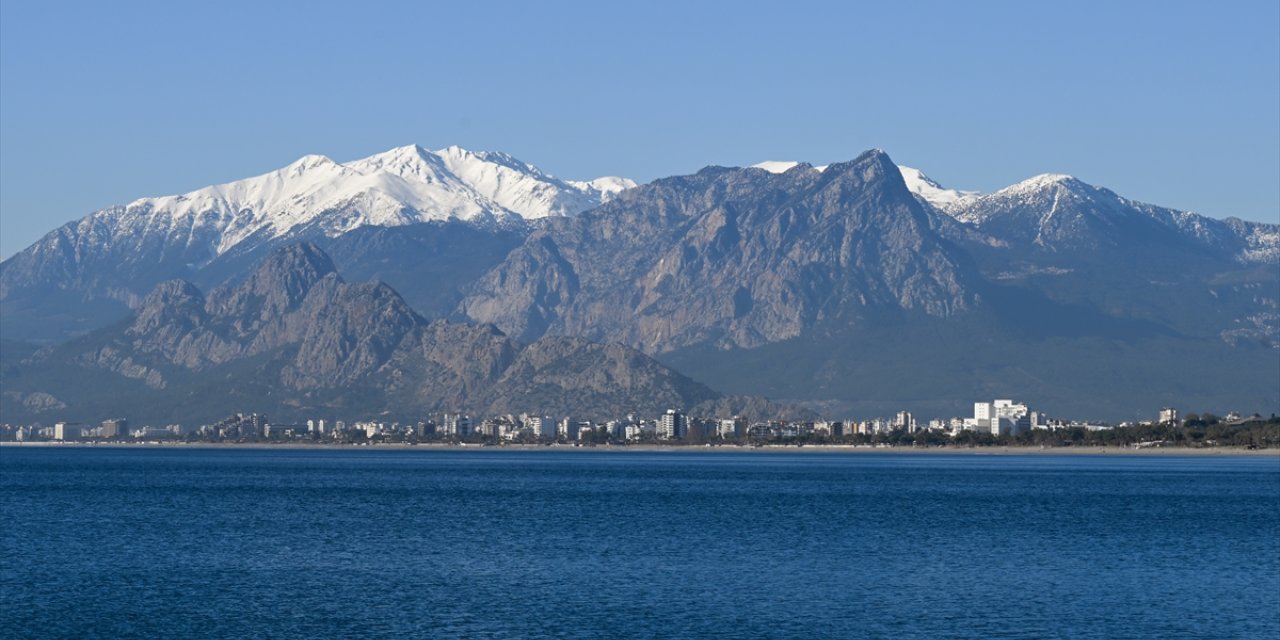 Antalya'da güneşli havayı fırsat bilenler sahillerde vakit geçirdi