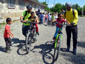 Köy çocukları için pedal çeviriyorlar