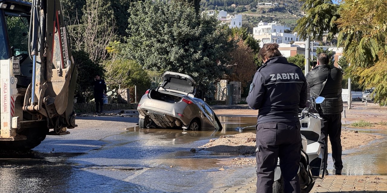 Bodrum'da içme suyu hattının patlamasıyla oluşan çukura düşen otomobil sürücüsü kurtarıldı