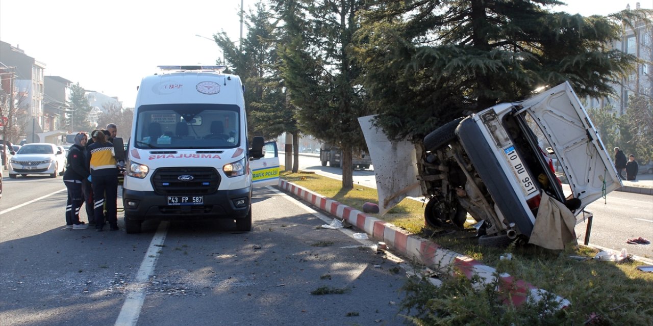 Kütahya'da ağaca çarpan otomobildeki 3 kişi yaralandı