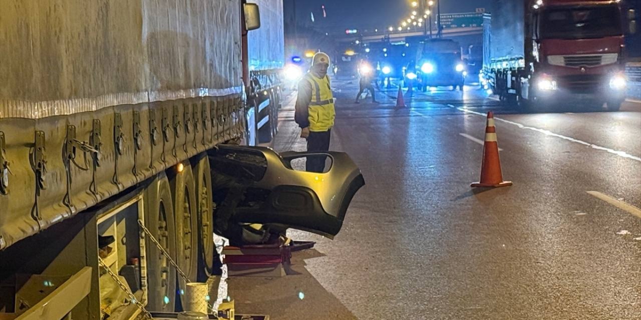 Anadolu Otoyolu'nda tıra çarpan otomobilin sürücüsü yaralandı