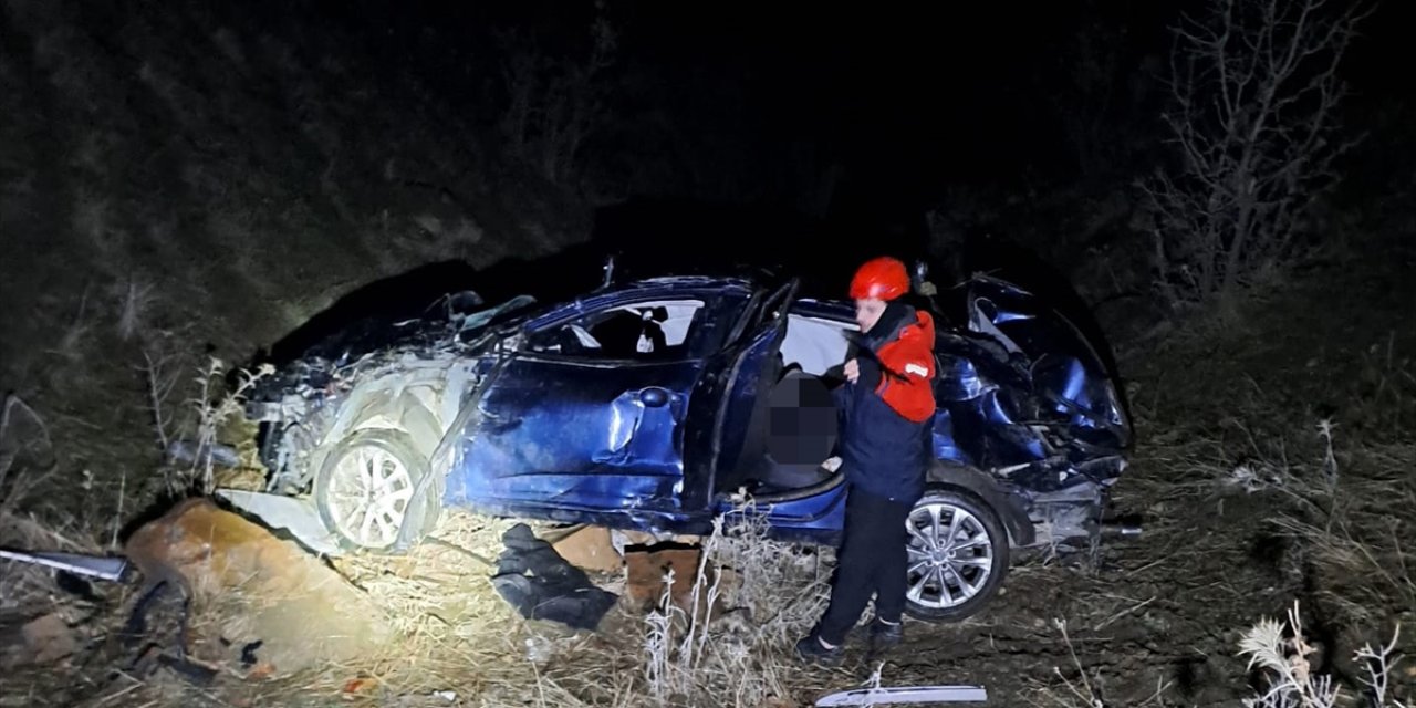 Şırnak'ta şarampole devrilen otomobildeki 2 kişi yaralandı