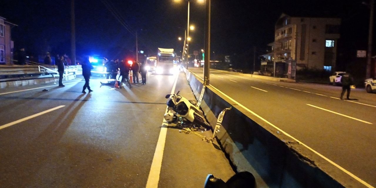 Kocaeli'de, bariyerlere çarpan motosikletin sürücüsü öldü