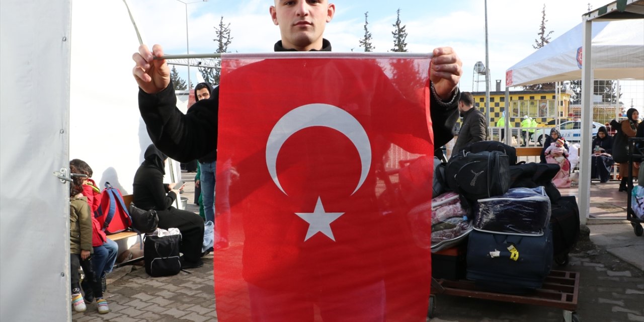 Suriyeli Abdulkadir ülkesine Türk bayrağıyla döndü