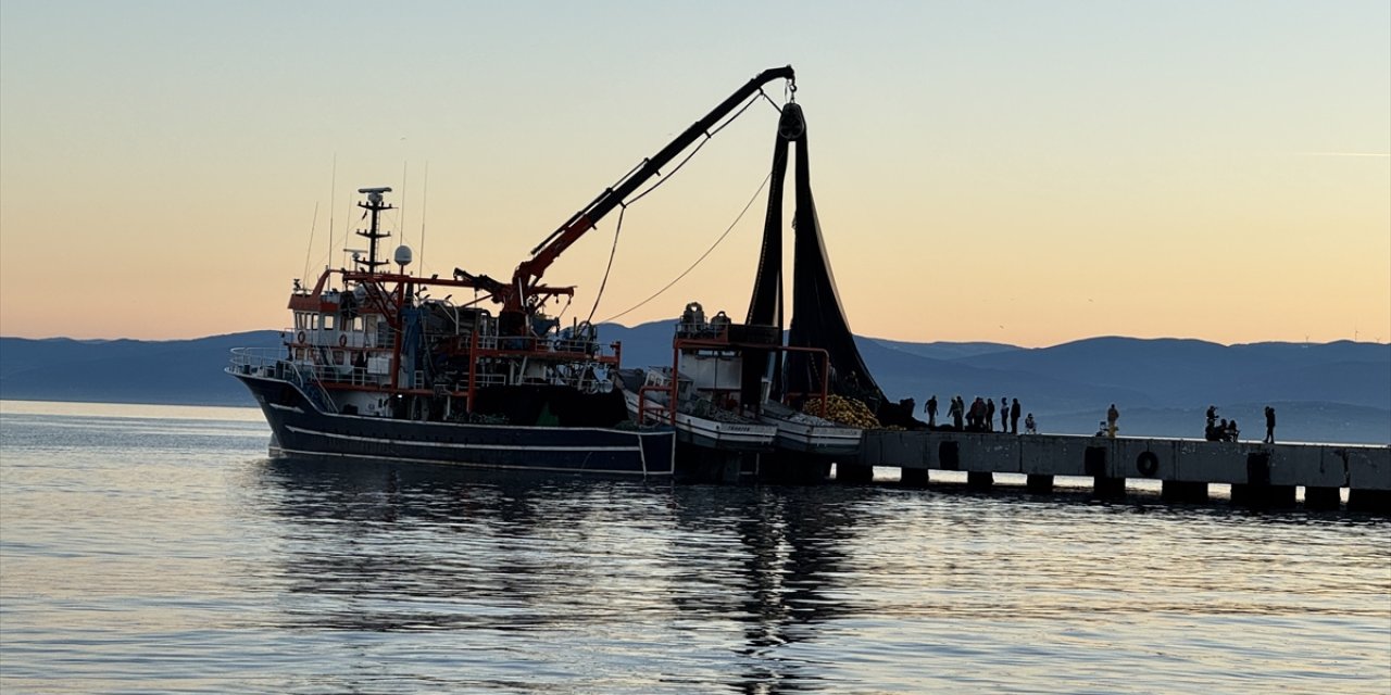 Karadeniz'de avlanan balıkçıların güvenli mola alanı Sinop Limanı