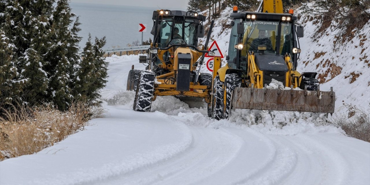 Van ve Bitlis'te 44 yerleşim birimine ulaşım sağlanamıyor