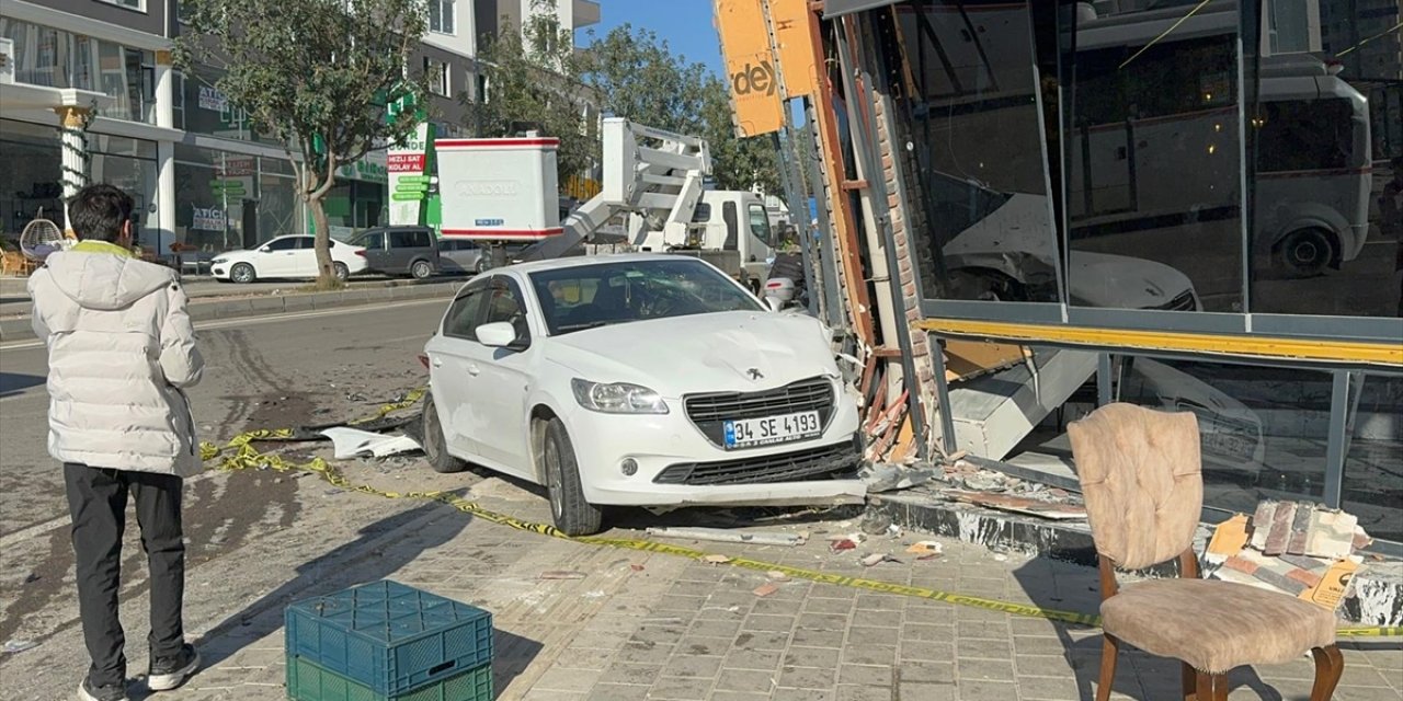 Adana'da otomobil ile motosikletin karıştığı kazada 4 kişi yaralandı