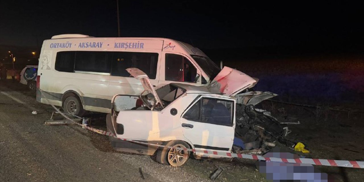 Aksaray'da minibüs ile otomobilin çarpıştığı kazada 2 kişi öldü