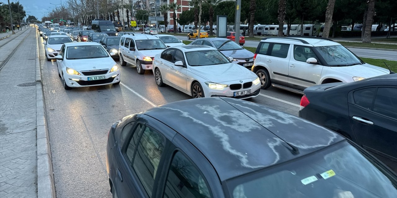 İzmir'de belediye otobüs şoförleri iş bırakma eylemi yaptı