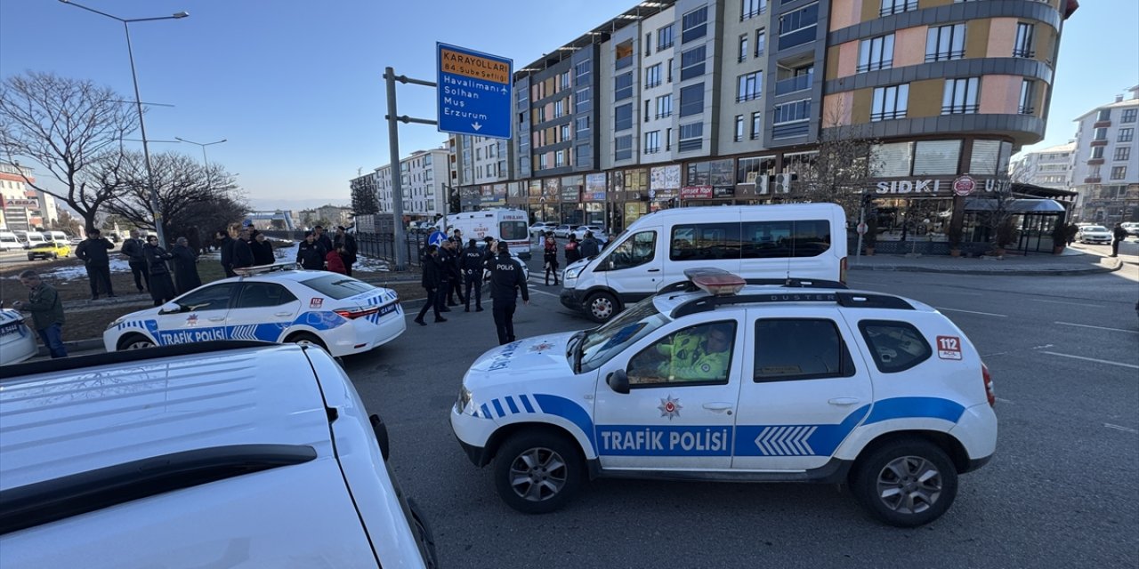 Bingöl'de minibüsle çarpışan ekip otosundaki bir polis yaralandı