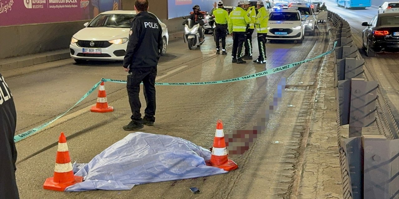 Antalya'da alt geçit bariyerlerine çarpan motosikletin sürücüsü öldü