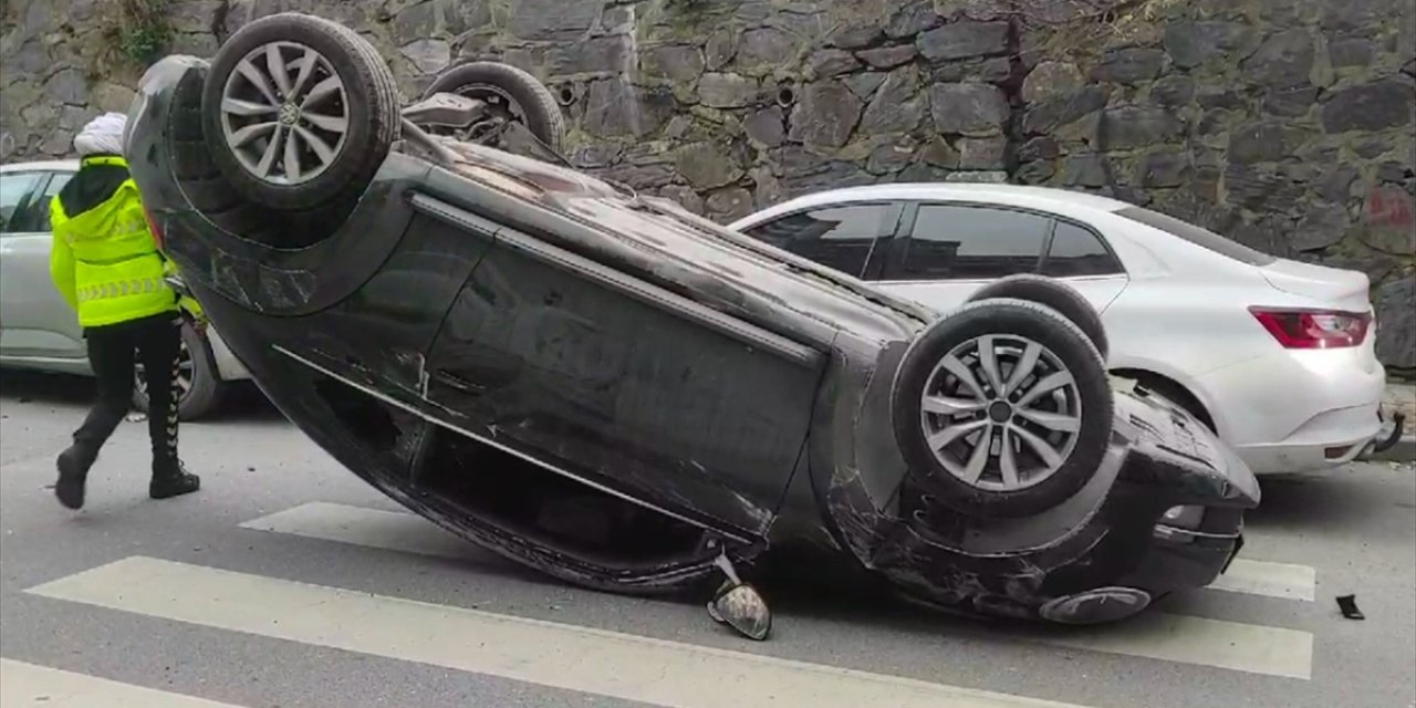 Kağıthane'de park halindeki 6 araca çarpan otomobilin sürücüsü yaralandı