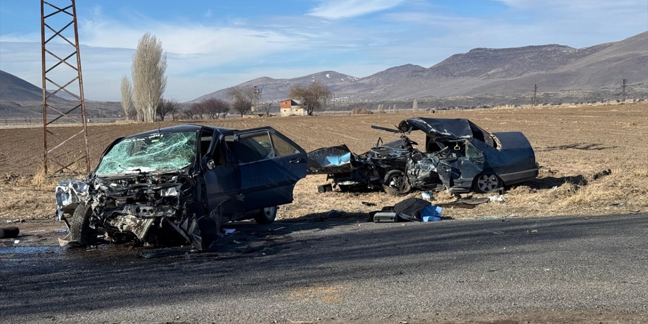 Nevşehir'de iki otomobilin çarpıştığı kazada baba ve oğlu öldü, 4 kişi yaralandı