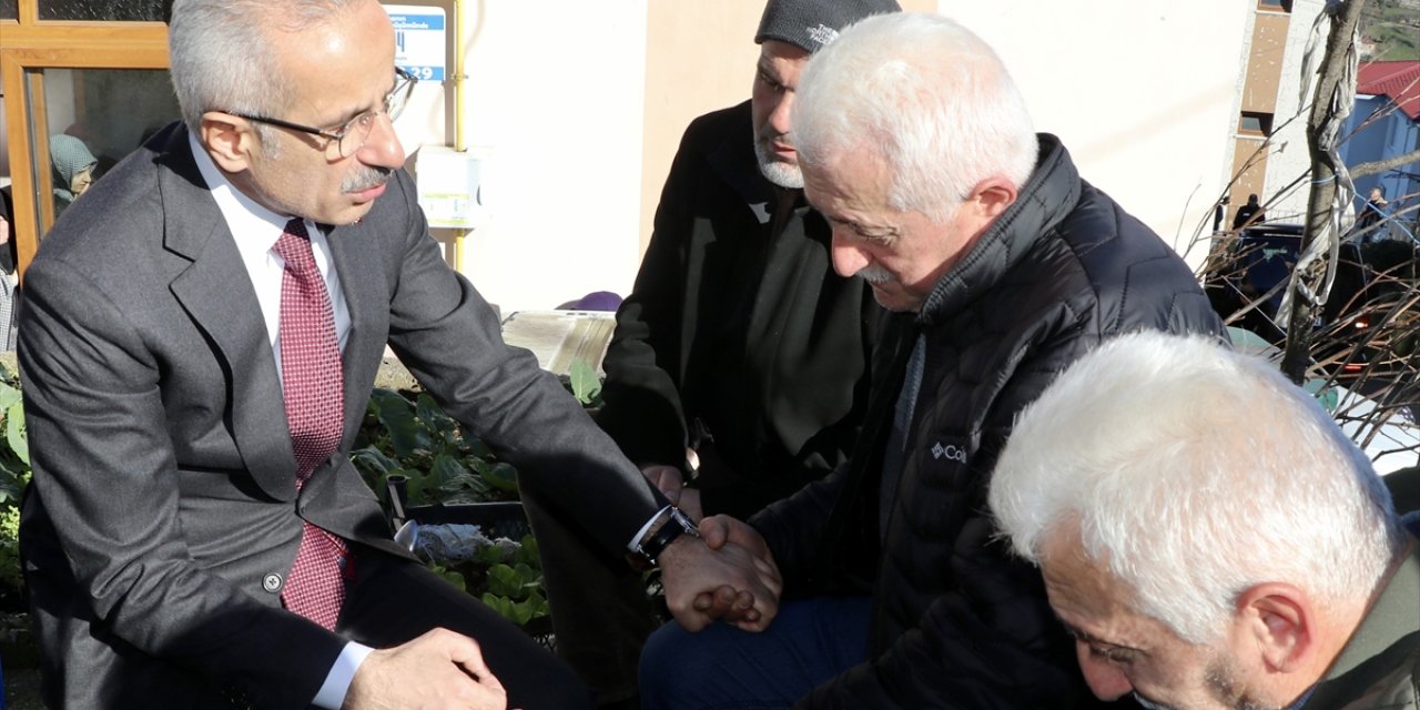 Bakan Uraloğlu, Rize'de silahlı saldırıda öldürülen PTT çalışanının ailesine taziye ziyaretinde bulundu: