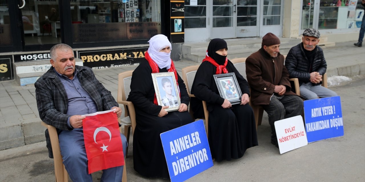 Muşlu aileler, DEM Parti binası önündeki "evlat nöbeti"ni sürdürdü