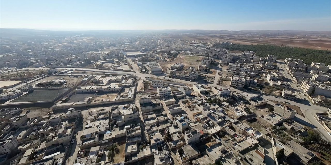 AA Teknoloji'nin ürettiği haberci dronu Tepe, Aynularab'a getirilen T duvarlarının yerleştirildiği yapıyı görüntüledi