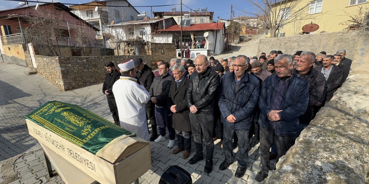 Malatya'da kaybolduktan 12 yıl sonra kemikleri bulunan kişinin cenazesi Elazığ'da defnedildi