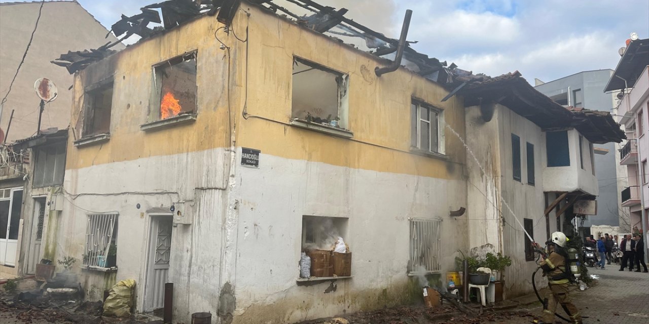 İzmir'de çıkan yangında müstakil ev kullanılmaz hale geldi