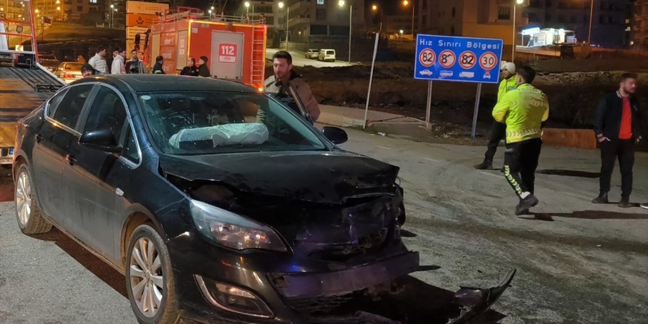 Siirt'te 2 otomobilin çarpıştığı kazada 4 kişi yaralandı