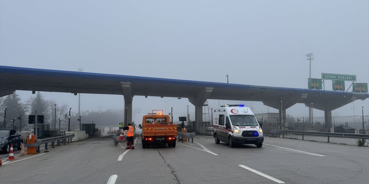 Edirne'de otoyol gişelerinde bariyere çarpan otomobildeki 3 kişi yaralandı