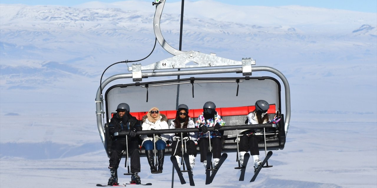 Sarıkamış Kayak Merkezi'nde turistlerin kayak keyfi devam ediyor