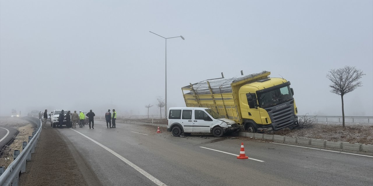 Elazığ'da 7 aracın karıştığı zincirleme kazada 4 kişi yaralandı