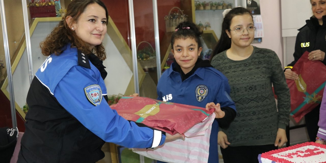 Amasya'da polisten engelli öğrenciye doğum günü sürprizi