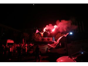 İBB önünde "plaka tahdidi" kutlaması
