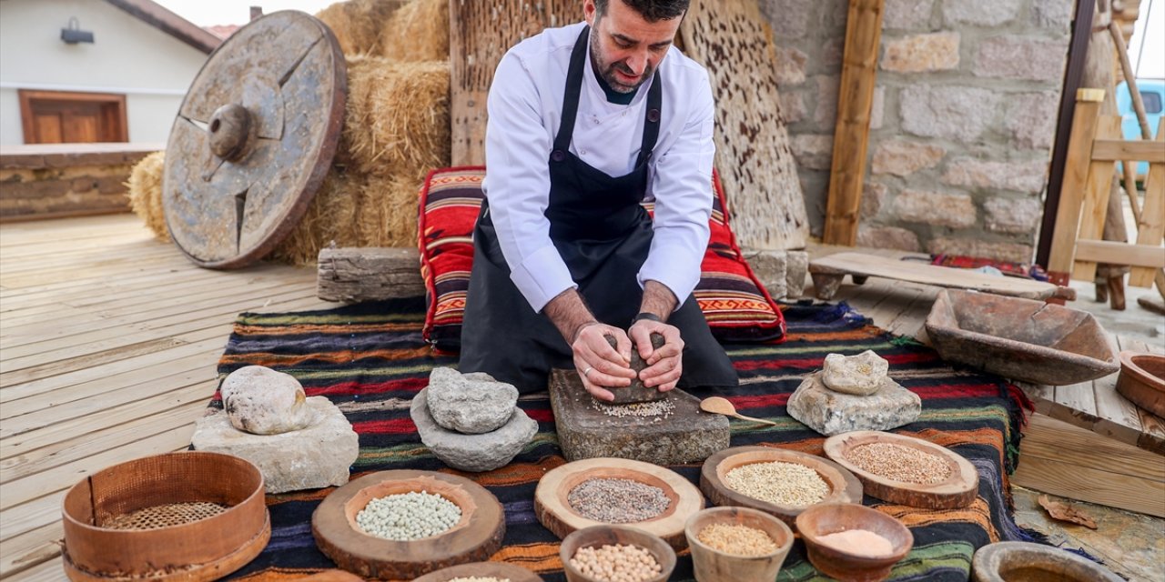 Çatalhöyük'teki "8 bin 600 yıllık buluntu"dan esinlenip ekmek pişirdi