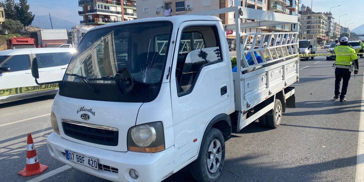 Antalya'da kamyonetle çarpışan motosikletin sürücüsü öldü