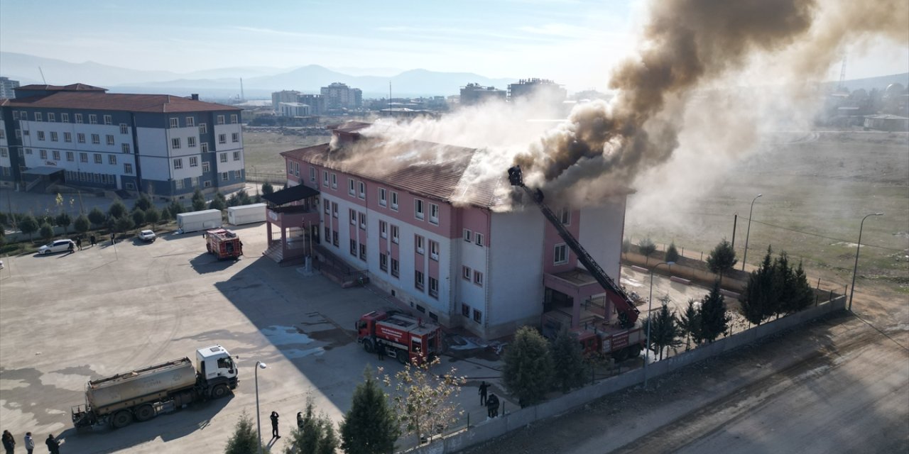 Hatay'da okulun çatısında çıkan yangın söndürüldü