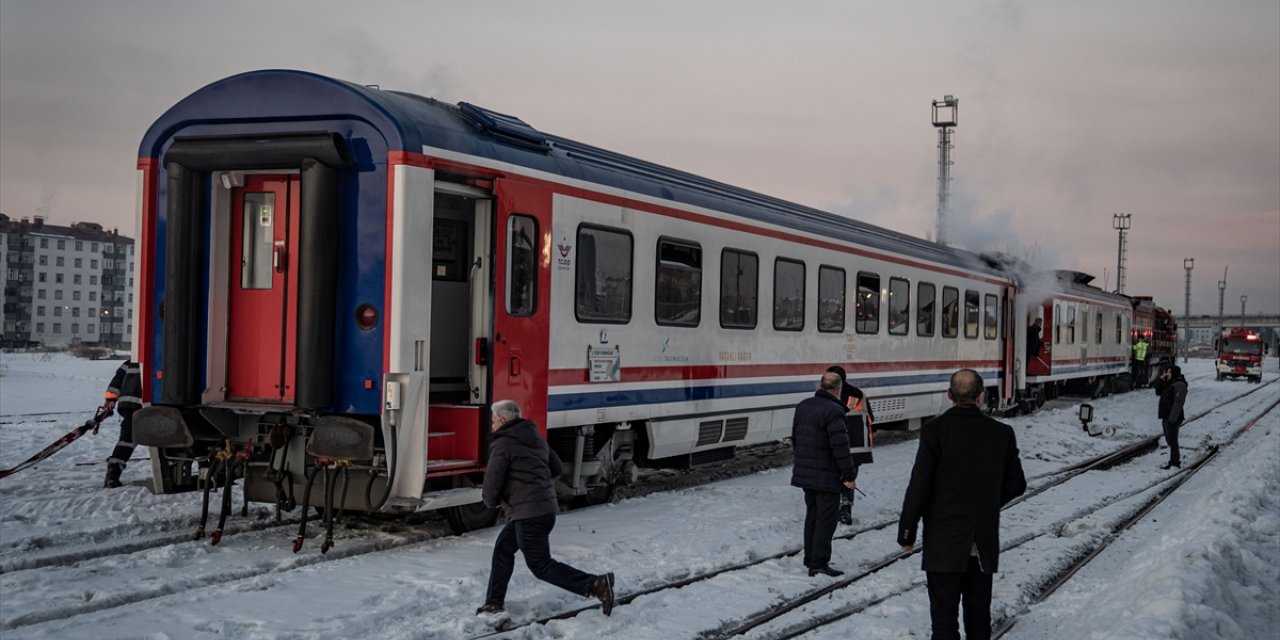 Erzurum'da mola veren trenin boş vagonunda çıkan dumana müdahale edildi