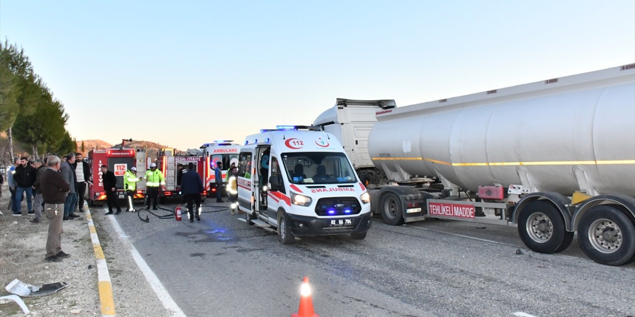 Adıyaman'da yakıt tankeri ile otomobilin çarpıştığı kazada 3 kişi öldü, 4 kişi yaralandı