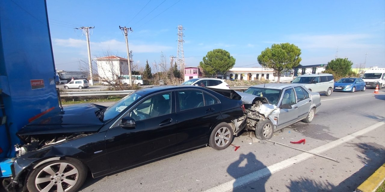 Manisa'da 3 aracın çarpıştığı kazada 4 kişi yaralandı