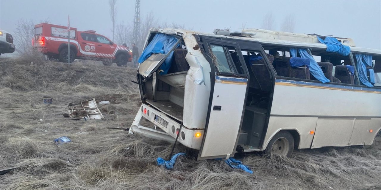 Malatya'da işçi servisinin devrilmesi sonucu 17 kişi yaralandı