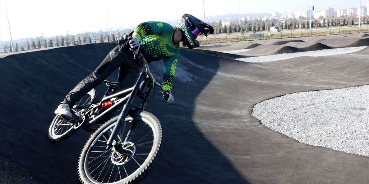 Bisiklet almak için kaynakçı oldu, downhill yarışlarında pistlerin tozunu atıyor