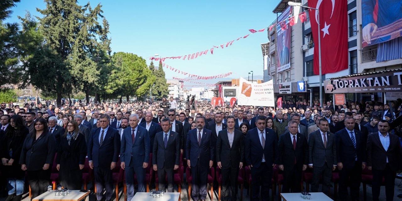 CHP Genel Başkanı Özel, İzmir'de toplu açılış ve temel atma törenine katıldı: