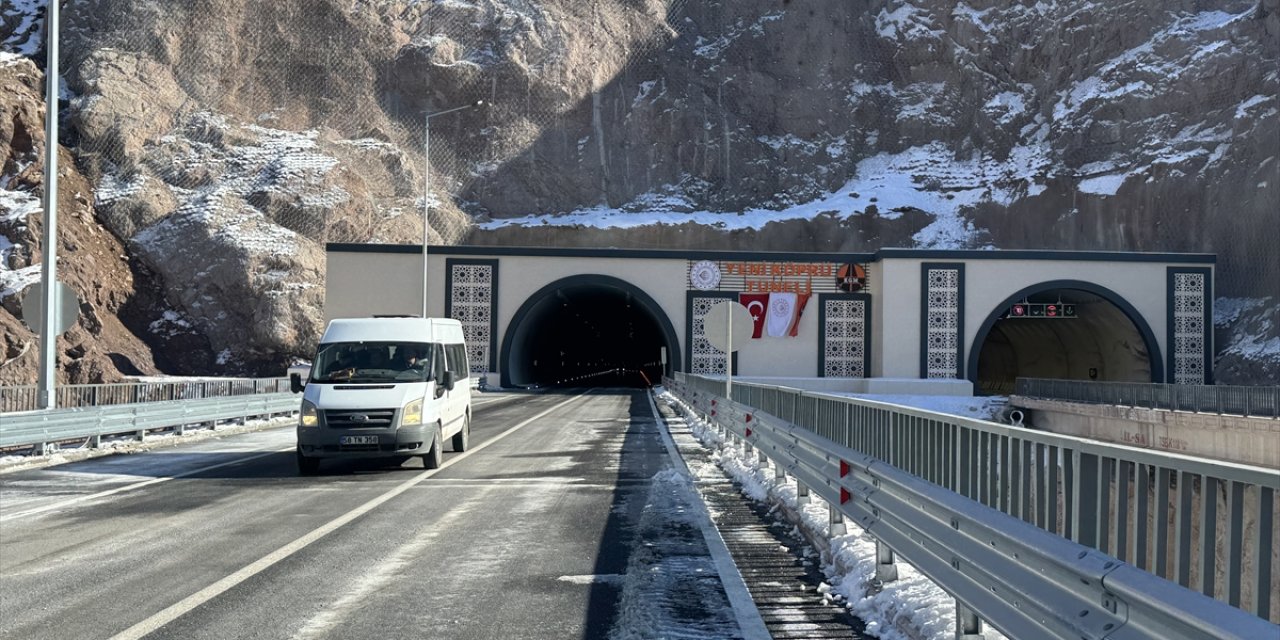 Hakkari'de yapımı tamamlanan Yeniköprü Tüneli'nden araç geçişleri başladı